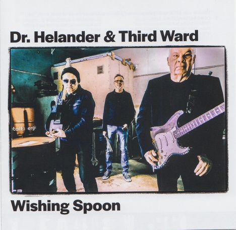„Dr. Helander & Third Ward“ und „Wishing Spoon“. Drei Männer stehen mit Gitarren in einem Raum.