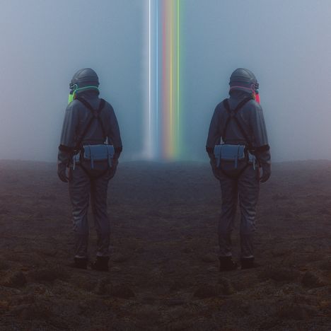 Zwei Astronauten stehen Rücken an Rücken in nebliger Landschaft. Farbige Lichtstrahlen leuchten in den Himmel.