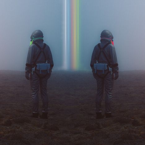 Zwei identische Astronauten in nebliger Landschaft, mit leuchtenden Helmen und einer vertikalen Lichtlinie dazwischen.