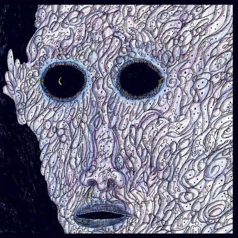 Keine erkennbaren Texte. Fantasievolle Illustration eines Gesichts mit dunklen, maskenartigen Augen und organischen Mustern.