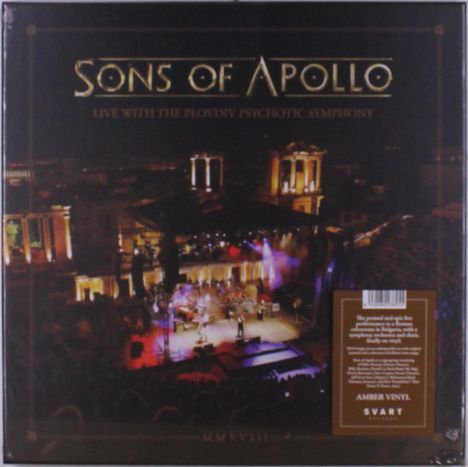 "SONS OF APOLLO" steht oben. Darunter "LIVE WITH THE PLOVDIV PSYCHOTIC SYMPHONY". Das Bild zeigt eine Konzertbühne.