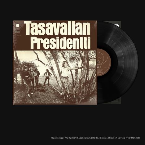 "Svart Stereo" oben links, "Tasavallan Presidentti" im Bildzentrum. Schwarz-weißes Foto einer Band im Freien, Schallplatte.