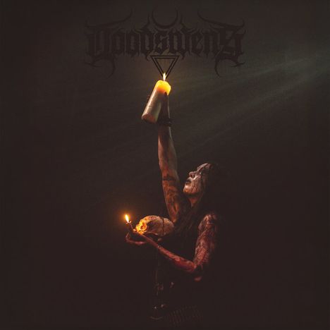 Text: "Doodswens". Dunkle Atmosphäre, Person hält Kerze und Schädel, Licht spielt auf den Gesichtszügen.