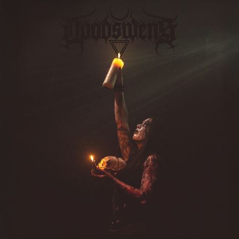 Oben ist stilisierter Text; darunter hält jemand eine brennende Kerze hoch und eine Schädelkerze in der anderen Hand.