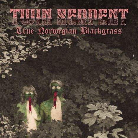 „Twin Serpent. True Norwegian Blackgrass.“ Zwei Figuren mit grün bemalten Gesichtern und roten Zungen in dichtem Laub.