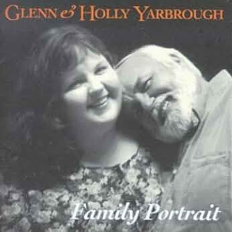 Text: "Glenn & Holly Yarbrough Family Portrait". Ein Mann lehnt seinen Kopf an eine lächelnde Frau.