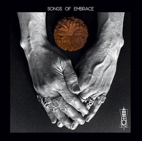 "SONGS OF EMBRACE", eingefaltete Hände mit Ringen, darüber eine stilisierte orange Blume. Unten rechts ein künstlerisches Symbol.