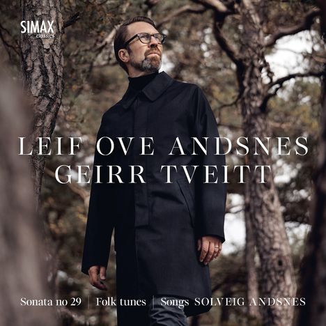 "LEIF OVE ANDSNES, GEIRR TVEITT; Sonata no 29, Folk tunes, Songs SOLVEIG ANDSNES." Ein Mann im Wald, gedankenverloren blickend.