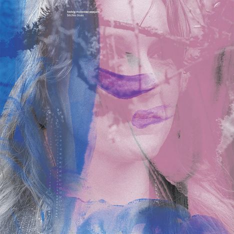 Text: "hedvig mollestad weejuns bitches blues." Farbenfrohe abstrakte Überlagerung mit Blau- und Rosatönen.