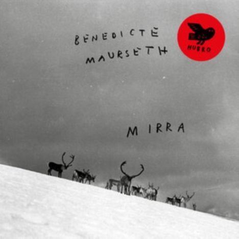 "Benedicte Maurseth MIRRA", rotes Logo mit schwarzem Vogel, winterliche Landschaft mit Rentieren.