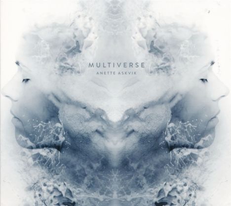 "Multiverse Anette Askvik." Zwei verlaufende Gesichter im Profil, symmetrisch gespiegelt, in Nebel getaucht.