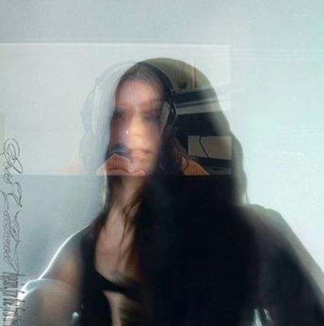 Unleserlicher Text links. Verschwommene Frau mit Mikrofon. Grünes Vinyl auf der rechten Seite.