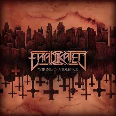 „STRAIGHT WIRING OF VIOLENCE“ in metallischem Stil, dunkle Stadt und Kreuze auf braunem Hintergrund.