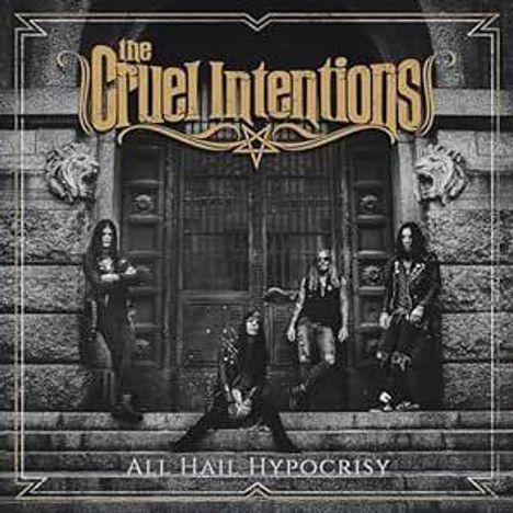 "The Cruel Intentions" und "All Hail Hypocrisy". Vier Personen posieren vor einem alten Gebäude.