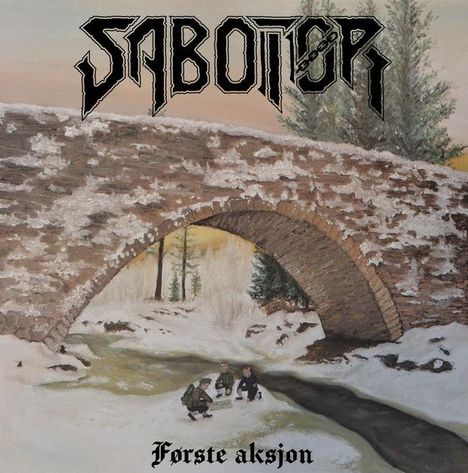 Logo mit Text "SABOTØR" und "Første aksjon". Illustration einer verschneiten Steinbrücke über einem Fluss.