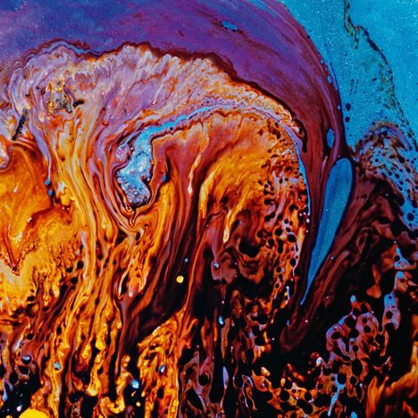 Ich sehe keinen Text. Eine abstrakte Illustration mit leuchtenden Wirbeln in Orange, Rot und Blau, die an Lava erinnert.