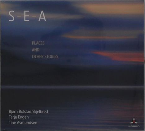 Text: "S-E-A PLACES AND OTHER STORIES Bjørn Bolstad Skjelbred Terje Engen Tine Asmundsen". Logo unten rechts. Mood: Abendstimmung.