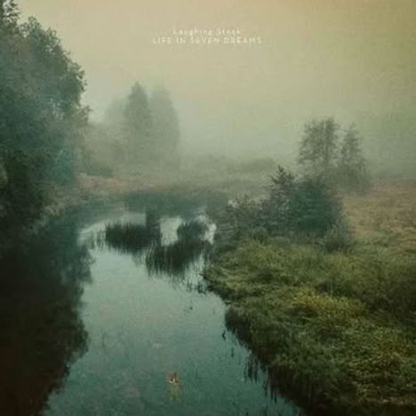 "Life in Seven Dreams" ist der Text. Im Hintergrund ein nebliger Fluss mit Bäumen und dichtem, grünem Ufer.