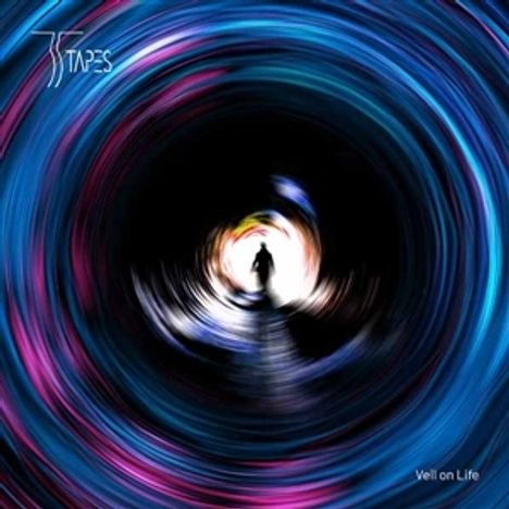 Oben steht "TAPES", unten "Veil on Life". Eine Person im Tunnel aus leuchtenden Blau- und Pinktönen.