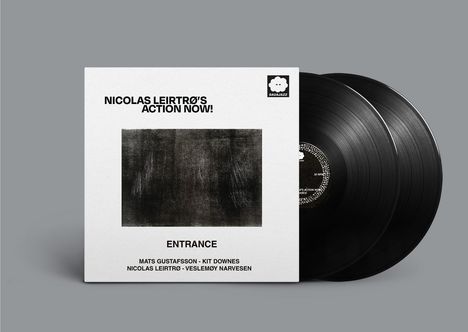 Albumcover mit Text: "NICOLAS LEIRTRØ'S ACTION NOW!", "ENTRANCE", Namen der Künstler. Schwarze Schallplatten sichtbar.