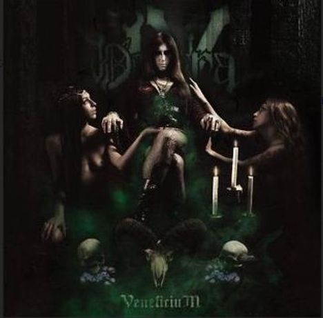 Logo mit Schriftzug "Veneficium". Dunkle, mystische Szene mit drei Personen, Kerzen, Schädeln und Rauch.