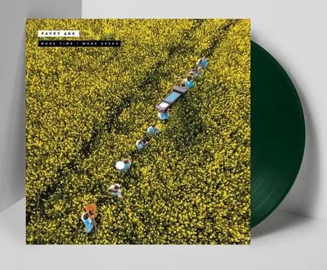 "PAVEY ARK", "MORE TIME, MORE SPEED". Luftaufnahme eines Feldes, Menschen in einer Reihe mit Musikinstrumenten. Vinyl sichtbar.