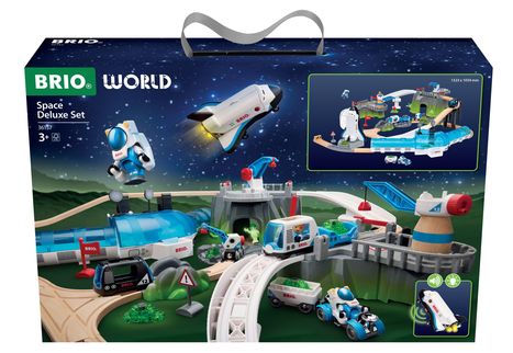 „BRIO WORLD Space Deluxe Set 36157 3+“ steht auf einer Spielzeugverpackung, mit Weltraum-Motiv und Spiellandschaft.