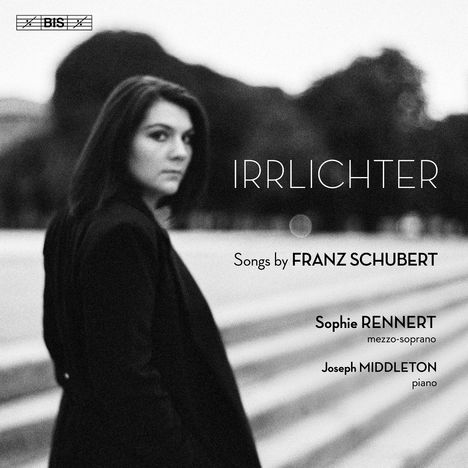 "Irrlichter", Songs by Franz Schubert, Sophie Rennert und Joseph Middleton. Schwarz-Weiß-Foto einer Frau draußen. 