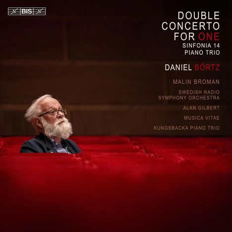 "DOUBLE CONCERTO FOR ONE", "SINFONIA 14", "PIANO TRIO", "DANIEL BÖRTZ". Ein älterer Mann sitzt in einem leeren Konzertsaal.