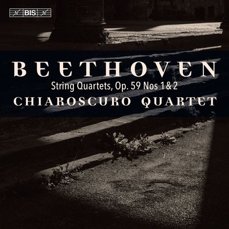 "BEETHOVEN String Quartets, Op. 59 Nos 1&2 CHIAROSCURO QUARTET" in großen Lettern. Schwarz-Weiß-Foto mit Schatten.
