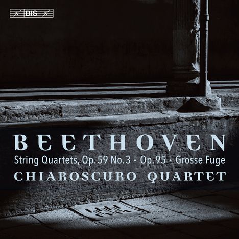 "BEETHOVEN, String Quartets, Op.59 No.3 • Op.95 • Grosse Fuge, CHIAROSCURO QUARTET." Schwarz-weiß, Schatten auf Stufen.