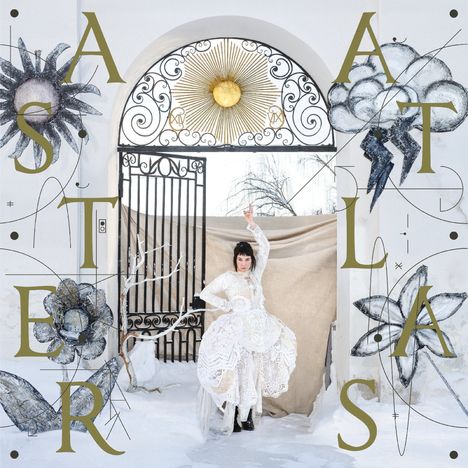 Texte: "ASTER ATLAS"
Eine Person in einem weißen, kunstvollen Kleid posiert in einer winterlichen Umgebung.