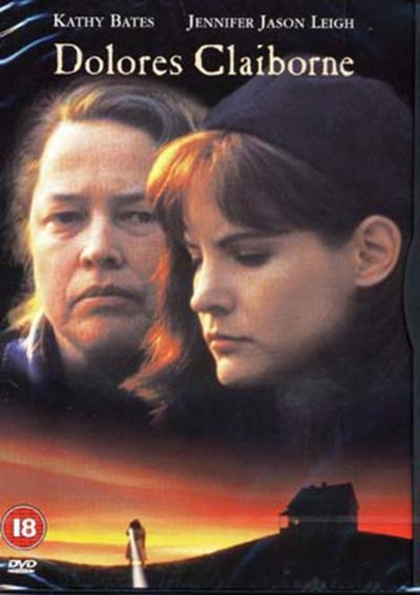"Dolores Claiborne", Namen "Kathy Bates" und "Jennifer Jason Leigh". Zwei Frauen mit ernstem Ausdruck, Sonnenuntergang, Haus.