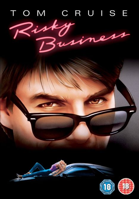 "Tom Cruise" und "Risky Business" in stilisierter Schrift. Großaufnahme eines Gesichts mit Sonnenbrille, liegende Person auf Auto.