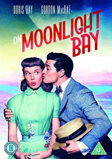 "ON MOONLIGHT BAY" in großer Schrift, oben die Namen Doris Day und Gordon MacRae. Ein Mann küsst eine überraschte Frau.