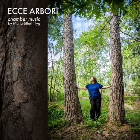 Text: "ECCE ARBOR! chamber music by Maria Lithell Flyg". Eine Person steht zwischen zwei Bäumen und schaut nach oben.