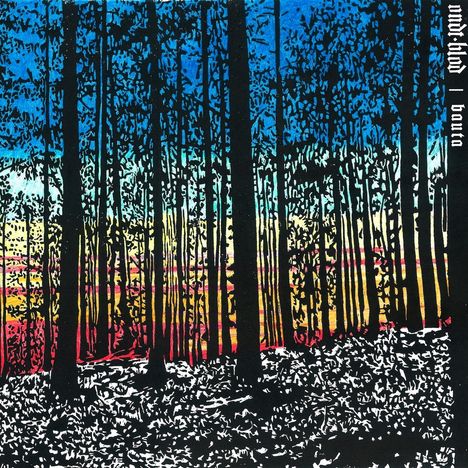 "Oval-Land | Bauta" steht am Rand, zeigt Bäume im Wald. Der Himmel wechselt von Blau zu Gelb und Rot.