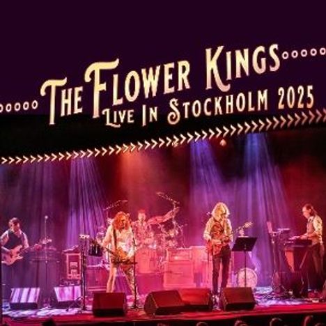 "The Flower Kings Live in Stockholm 2025" in beleuchteter Bühnenszene mit Musikern und Instrumenten.