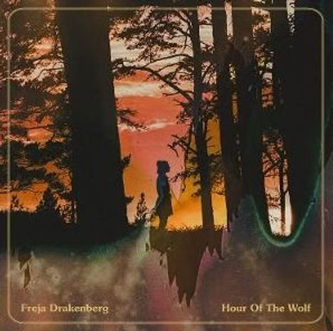 Texte: „Freja Drakenberg“ und „Hour Of The Wolf“. Illustration mit Silhouette einer Person im Wald bei Sonnenuntergang.
