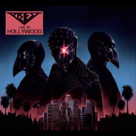 "Live in Hollywood" oben links. Drei futuristische Figuren vor einer Skyline bei Nacht, umgeben von Palmen.