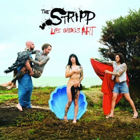 „The Stripp, Life Imitates Art“ steht oben. Drei tätowierte Personen am Strand, eine davon in einer blauen Muschel.