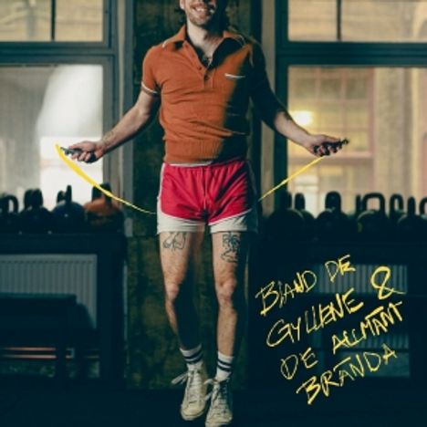 Text: "BLAND DE GYLLENE & DE ALLTID BRÄNDA". Ein Mann springt in rotem Outfit mit einem gelben Springseil.