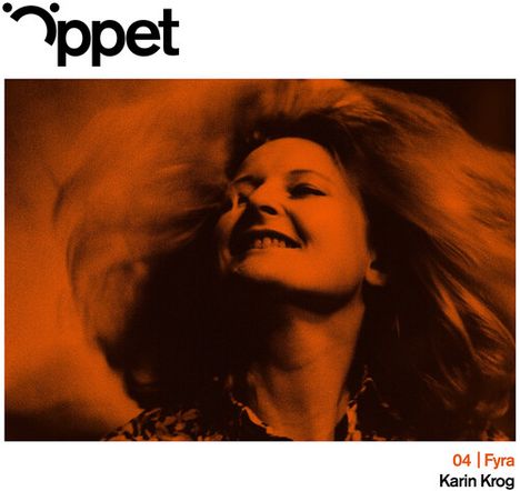 Oben links steht "Oppet". Unten rechts "04 | Fyra Karin Krog". Eine Frau lächelt, ihr Haar weht dynamisch.