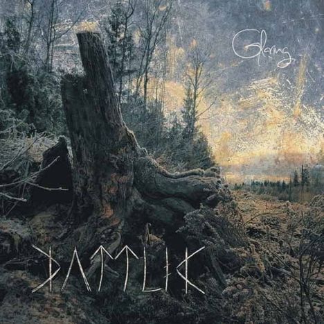 Text „Glaring“ oben, „DAMMUG“ unten. Ein mystischer Wald mit Baumstumpf im Vordergrund.