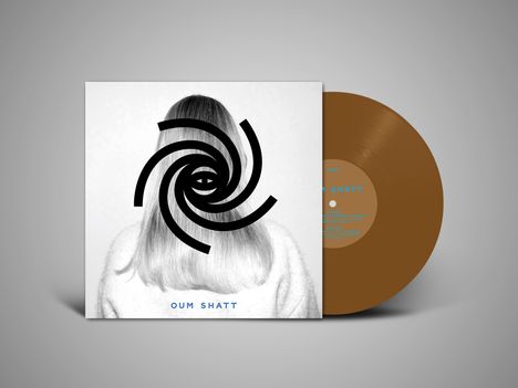 Text "OUM SHATT". Schwarz-weiße Illustration: Person mit langem Haar, Spiralmotiv über Gesicht. Braune Schallplatte daneben.