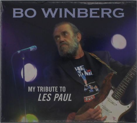 „BO WINBERG“, „MY TRIBUTE TO LES PAUL“. Ein Mann mit Gitarre und Mikrofon steht im Rampenlicht.