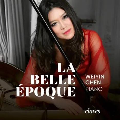 Text: "LA BELLE ÉPOQUE", "Weiyin Chen Piano", "claves". Frau in rotem Kleid spielt Klavier.