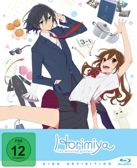 "Horimiya: The Missing Pieces. FSK ab 12 freigegeben. Zwei Anime-Charaktere in Schuluniform mit bunten Objekten."