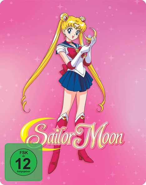 Text "Sailor Moon" in geschwungener Schrift, FSK 12 Symbol. Illustration eines Mädchens in blau-weißem Outfit auf rosa Hintergrund.