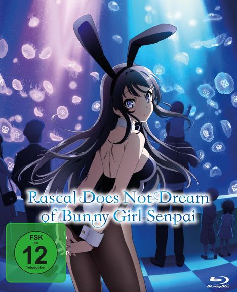 "Rascal Does Not Dream of Bunny Girl Senpai" und "FSK ab 12 freigegeben". Eine Frau im Hasenkostüm in einem Aquarium.
